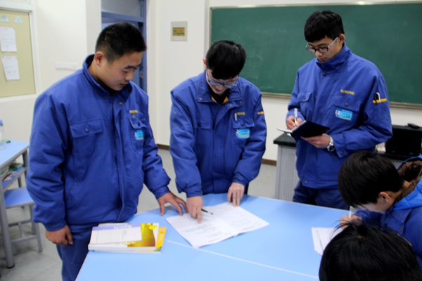 竞技部成员检查学习页完成情况